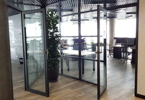 UALCOM-Standart в проекті Ефектний дизайн для стильного офіса найбільшого будівельного холдингу Kesz.