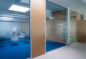 UALCOM-Crystal в проекті Класичне оформлення офісного простору для дилера світових виробників сільгосптехніки.
